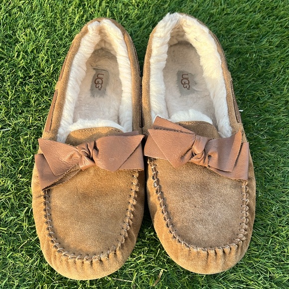 UGG Dakota Leather Bow Brown Slippers - Picture 6 of 9